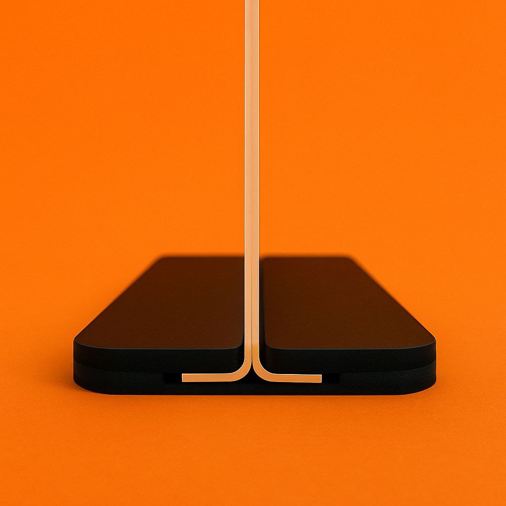 Moderner A6 Tischaufsteller Acryl mit schwarzer schlanker Basis auf orange Hintergrund zur Ausstellung von Menukarten