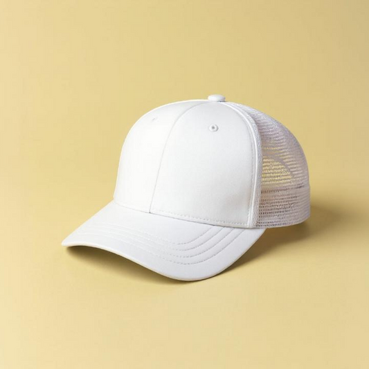 Weiße personalisierte Wollmütze mit Netzrücken und verstellbarem Verschluss für individuellen Stil