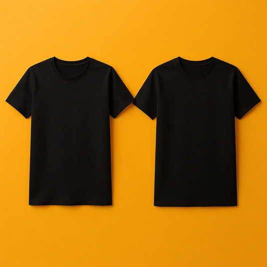 Zwei schwarze personalisierte T-Shirts Herren auf gelbem Hintergrund minimalistisch präsentiert