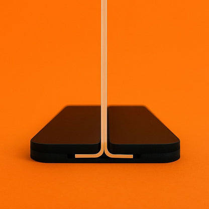 Moderner A6 Tischaufsteller Acryl mit schwarzer schlanker Basis auf orange Hintergrund zur Ausstellung von Menukarten