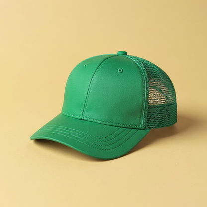Grüne Baseballkappe mit Netzrückseite auf beige Hintergrund ohne personalisierte Wollmütze