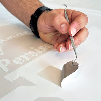 Hand entfernt Klebefolie von weißen Buchstaben auf transparenter Oberfläche Klebebuchstaben Online kaufen