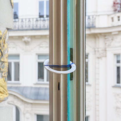Lüftungsklammer für Kastenfenster aus Kunststoff zur sicheren Fixierung des geöffneten Fensters