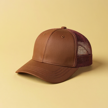 Braune Baseballkappe mit Netzrücken auf beigem Hintergrund als Alternative zur personalisierten Wollmütze
