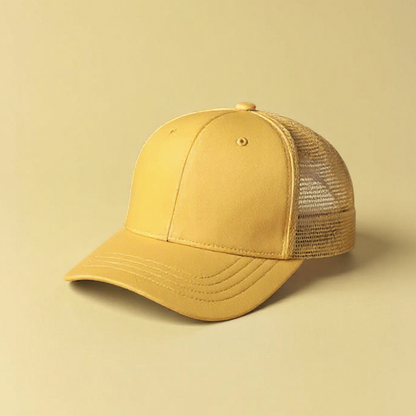 Gelbe Baseballkappe mit Netzrückseite auf beige Hintergrund personalisierte Wollmütze
