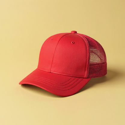 Rote Cap mit Mesh-Rückseite auf beige Hintergrund, personalisierte Wollmütze nicht abgebildet